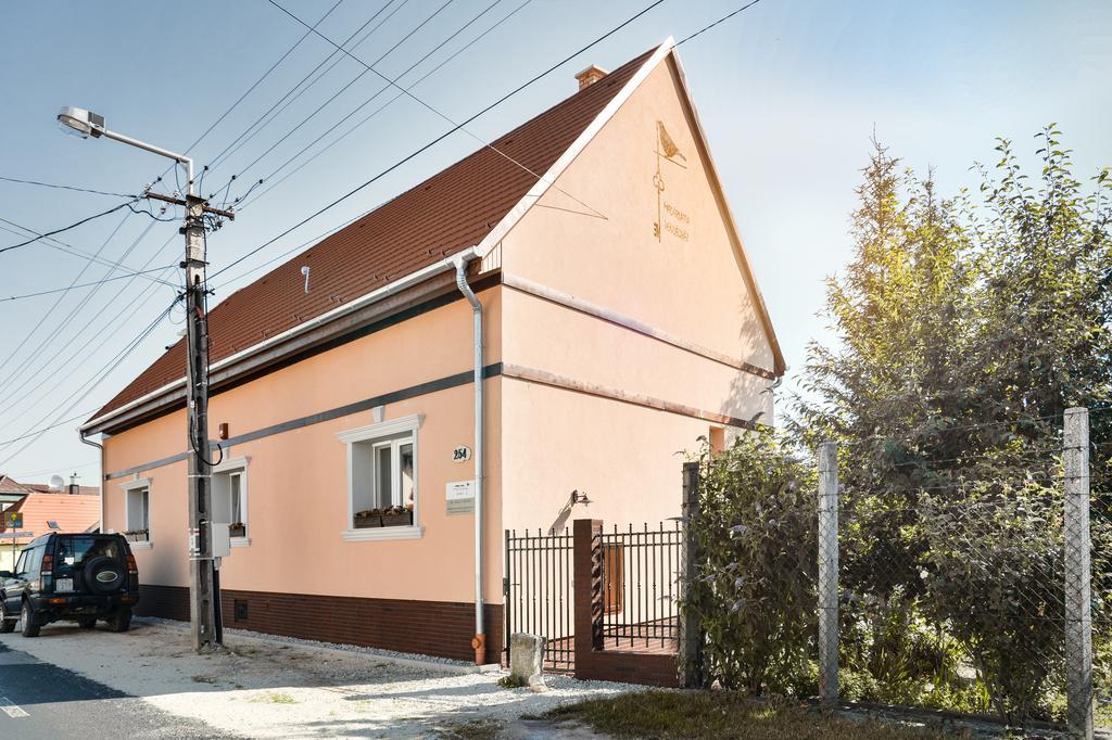 Madarlatta Vendeghaz Hotel Fertőrákos Exterior foto
